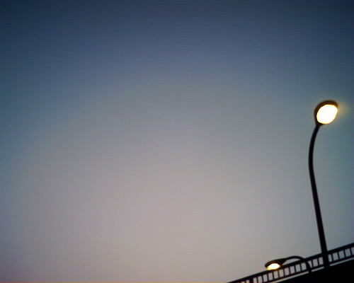 【写真】VQ1005で撮影した歩道橋と街灯