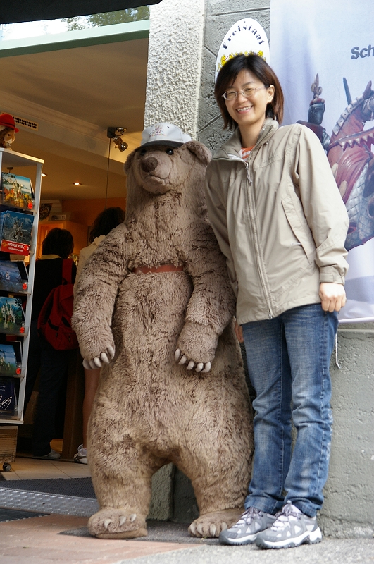老婆四年前也和這隻小熊照過相.jpg