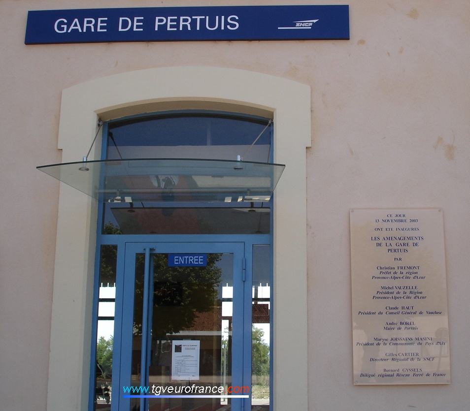 Entrée de la gare sur la ligne du Val de Durance (Marseille - Aix-en-Provence - Gap - Briançon)