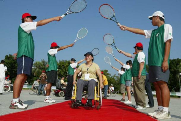 入圍「輪椅網球繁星計畫」的身障朋友，開心地推著輪椅穿過星光大道。林嘉欣／攝影