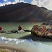Moines tibétains au bord du lac de Yiloung Lhatso. Tibet oriental, 2005. Tibetan monks at the banks of Lake Yilung Lhatso. Eastern Tibet, 2005.