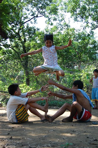  children playing traditional street game bulacan rural Pinoy Filipino Pilipino Buhay  people pictures photos life Philippinen  菲律宾  菲律賓  필리핀(공화국) Philippines  luksong tinik  