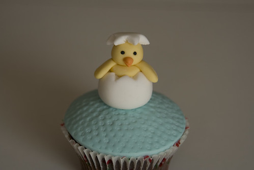 Hatching Chick Easter Cupcake by rouvelee.