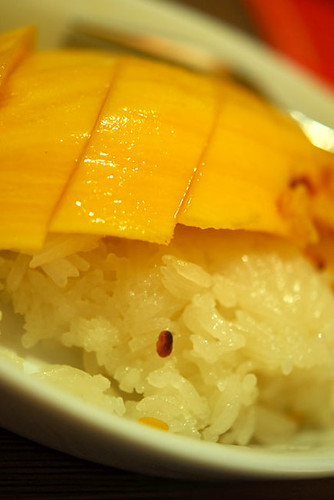 Mango sticky rice served with coconut milk - DSC_2810