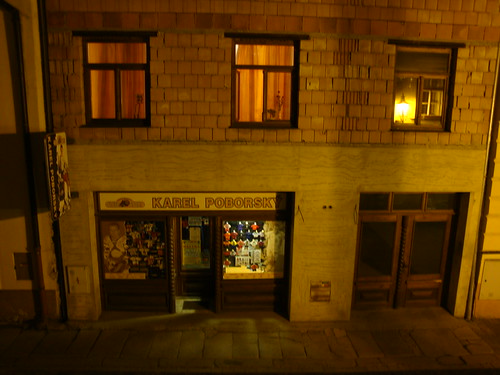20080912-Day2-英吉夫-住宿房間5-房間飯店窗戶往外拍對面商店
