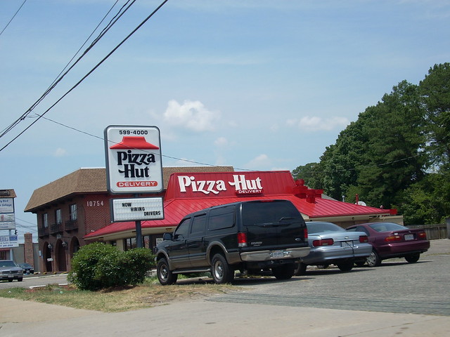 In 2009, the signs were updated to include the new Pizza Hut logo, 
