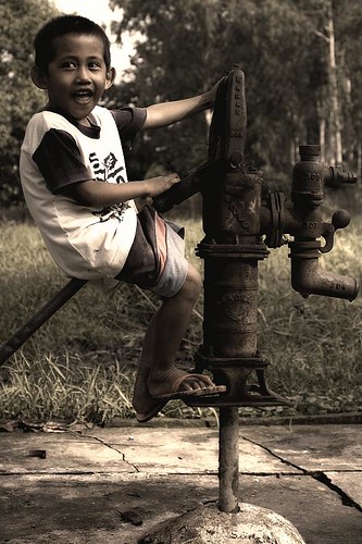 Digos, Davao boy riding artesian well pump Buhay Pinoy Philippines Filipino Pilipino  people pictures photos life Philippinen  菲律宾  菲律賓  필리핀(공화국)     