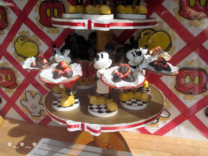 IMG_6733-Disney-Magic-Kingdom-Mickey-Mouse-Serving-Strawberries