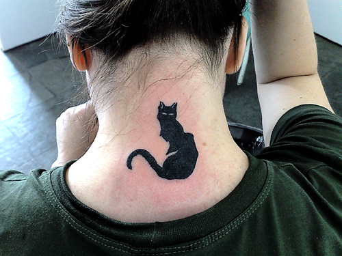 Tatuagem gato preto na nuca. TARZIA TATTOO Tatuagens Artísticas Erick Tarzia