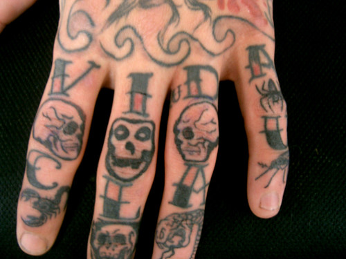 tattoo on finger. tatuagem dedos fingers tattoo