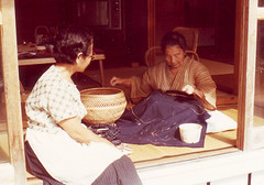 芭蕉布を織る女たち