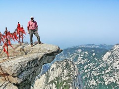 Me atop East Peak Mt Huashan por Daniel Schwabe