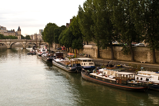 Péniches au bord de la Seine au lever du jour