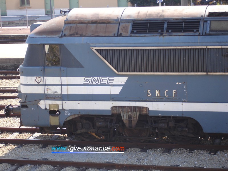 Détail de la cabine d'une locomotive Diesel dite "YaYa" (série 68500) avec deux générations de marquages SNCF dont le marquage d'origine en relief