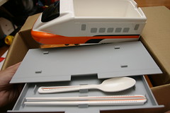 高鐵:便當盒 軌道 和湯匙筷子