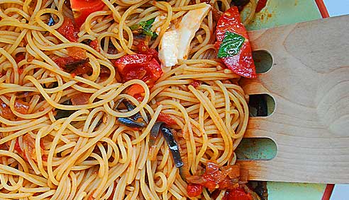Spaghetti with aubergine, mozzarella & basil