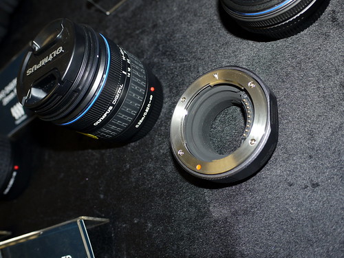 Panasonic 亦同時推出DMW-MA1 鏡頭轉接器，方便接駁其他 4/3 系統的舊鏡頭，不過相機初推出時仍未有售。