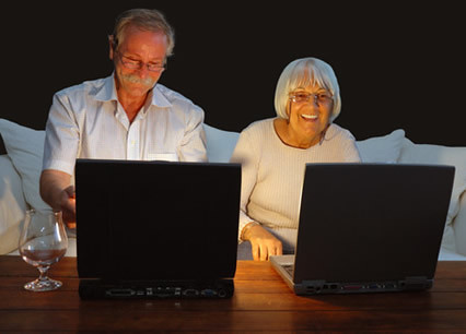 senior_couple_playing_computer