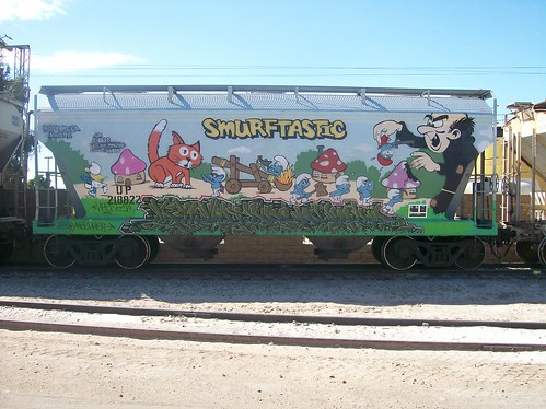 Grafitti de los pitufos en vagón de tren carguero (2)