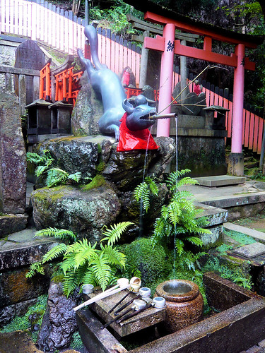 Fountain - Fushimi Inari by Stéfan