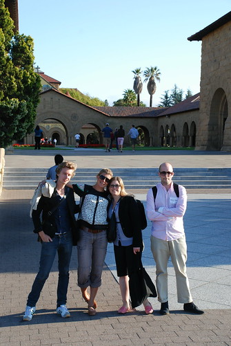 Johan, Cecilia, Miriam och Björn utanför Stanford