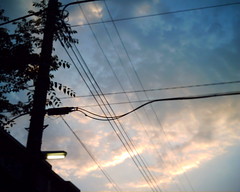 【写真】VQ1005で撮影した朝の風景（朝焼けの空と電灯）