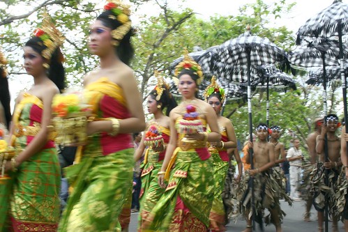 Balinese ladies blur