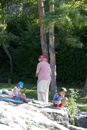老先生和老太太 帶小孫子們來這玩水 中午還野餐