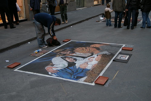路上很多藝術家 就直接在地上做畫