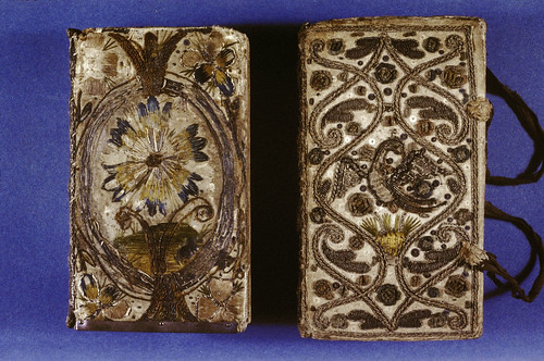 005- Biblias- cubiertas bordadas con hilo de seda sobre satén satinado- Inglaterra 1633-1634