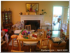 Ruang tengah yang jadi tempat mengungsikan barang dari dapur dan ruang makan