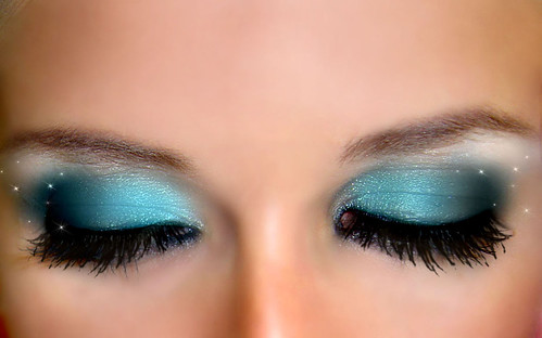 Eye Makeup Tips to Brighten Blue Eyes 1. Blue eyes look best when accented