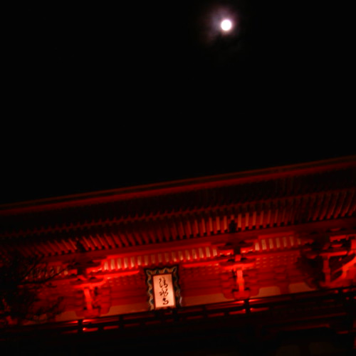 【写真】清水寺のライトアップ4〜仁王門と月