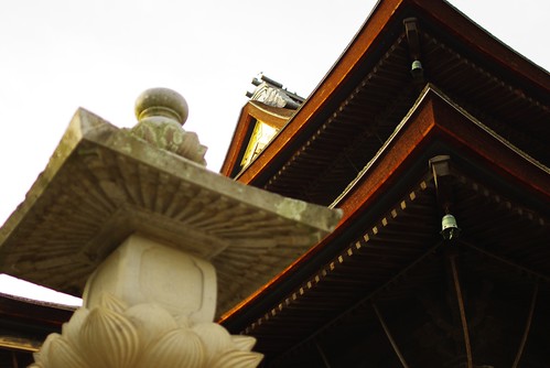 善光寺と白い灯篭　zenkou temple&amp;white stone lantern