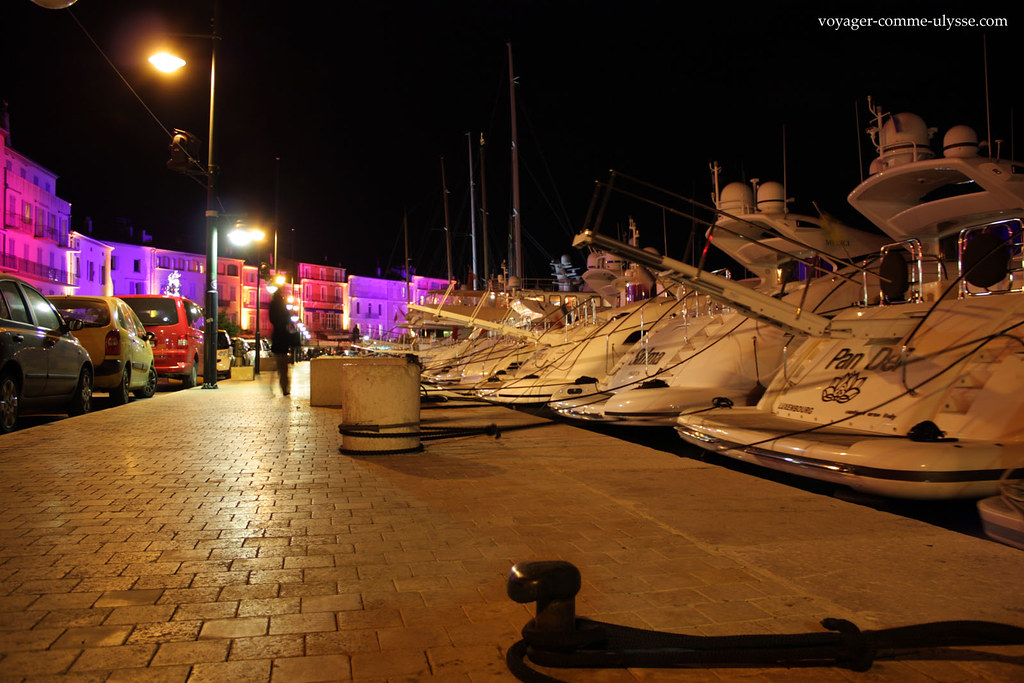 Saint-Tropez ilumina-se de mil cores, quando a noite cai