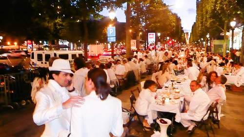 10,000 people dining together in Champs Élysées