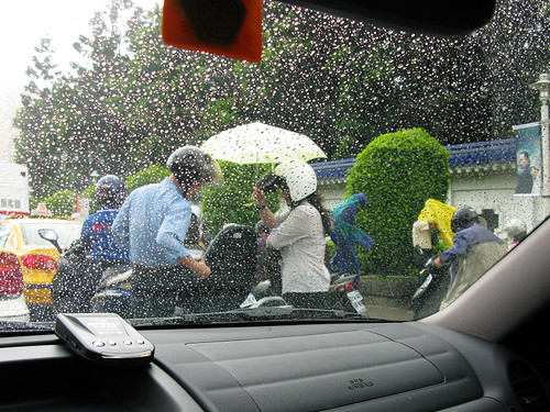 傾盆大雨 機車騎士忙穿雨衣 http://www.flickr.com/photos/anchime/2676122679/