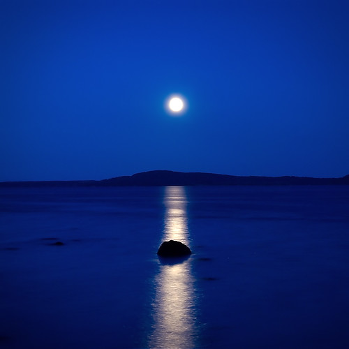 H o g n e님이 촬영한 moon reflections on blue.
