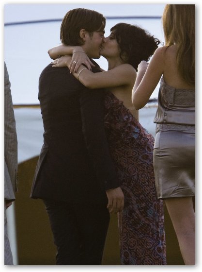 Zac Efron and Vanessa Hudgens Kiss