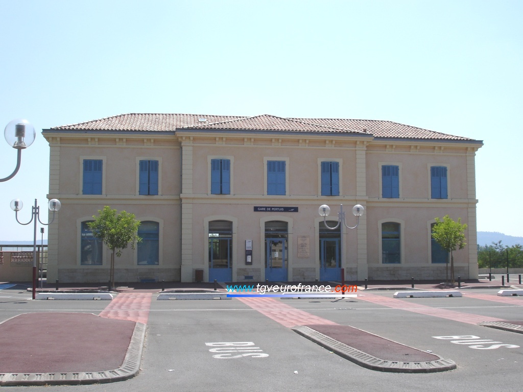 Le bâtiment voyageurs de la gare SNCF de Pertuis (84120)