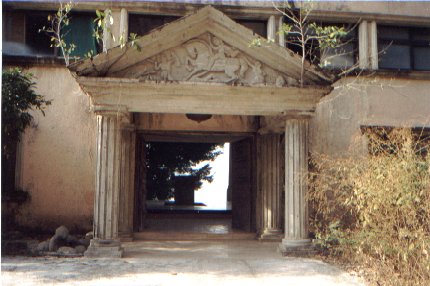 Partenon de Durazo: entrada a la casa
