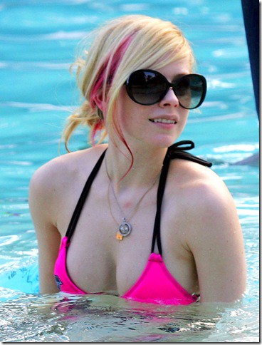 avril lavigne pink dresses. Avril Lavigne pink bikini