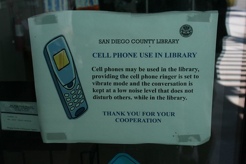 Se puede hablar por telefono en la biblioteca