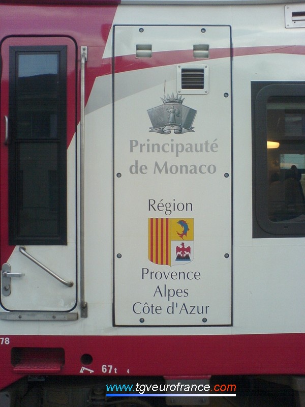 Les logos de la Principauté de Monaco et de la Région PACA décorent cette rame de Train Express Régional.