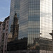 La Catedral Metropolitana riflessa nell'unico edificio moderno di Plaza de Armas in Santiago