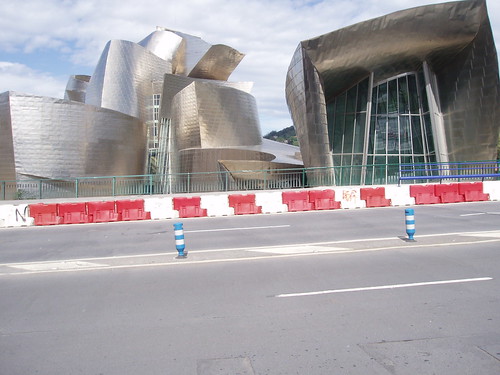 Guggenheim zuri-gorria