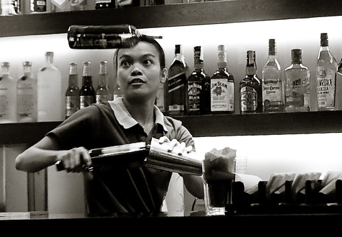 Philippinen  菲律宾  菲律賓  필리핀(공화국) Pinoy Filipino Pilipino Buhay  people pictures photos life working, woman, young, Philippines, rural, bartender bartending bar Camarines Sur