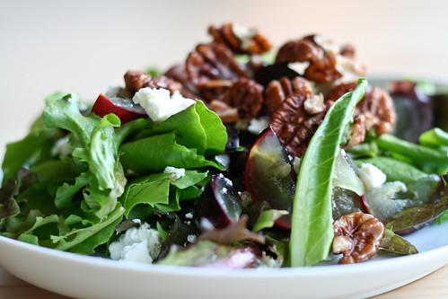 green salad w/grapes, goat cheese & candied pecans