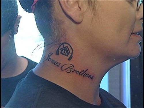 jonas-brothers-tattoo. Anna Estrada se hizo un tatuaje 'Jonas Brothers' en