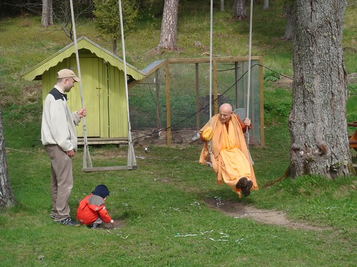 Kadamba Kanana Swami Korsnas Gard and at Ugrasena's 14th May 2010  -0085 por ISKCON desire tree.
